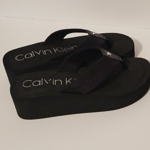 calvin klein mulan flip flops